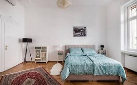 Oktober 6/8 Apartment